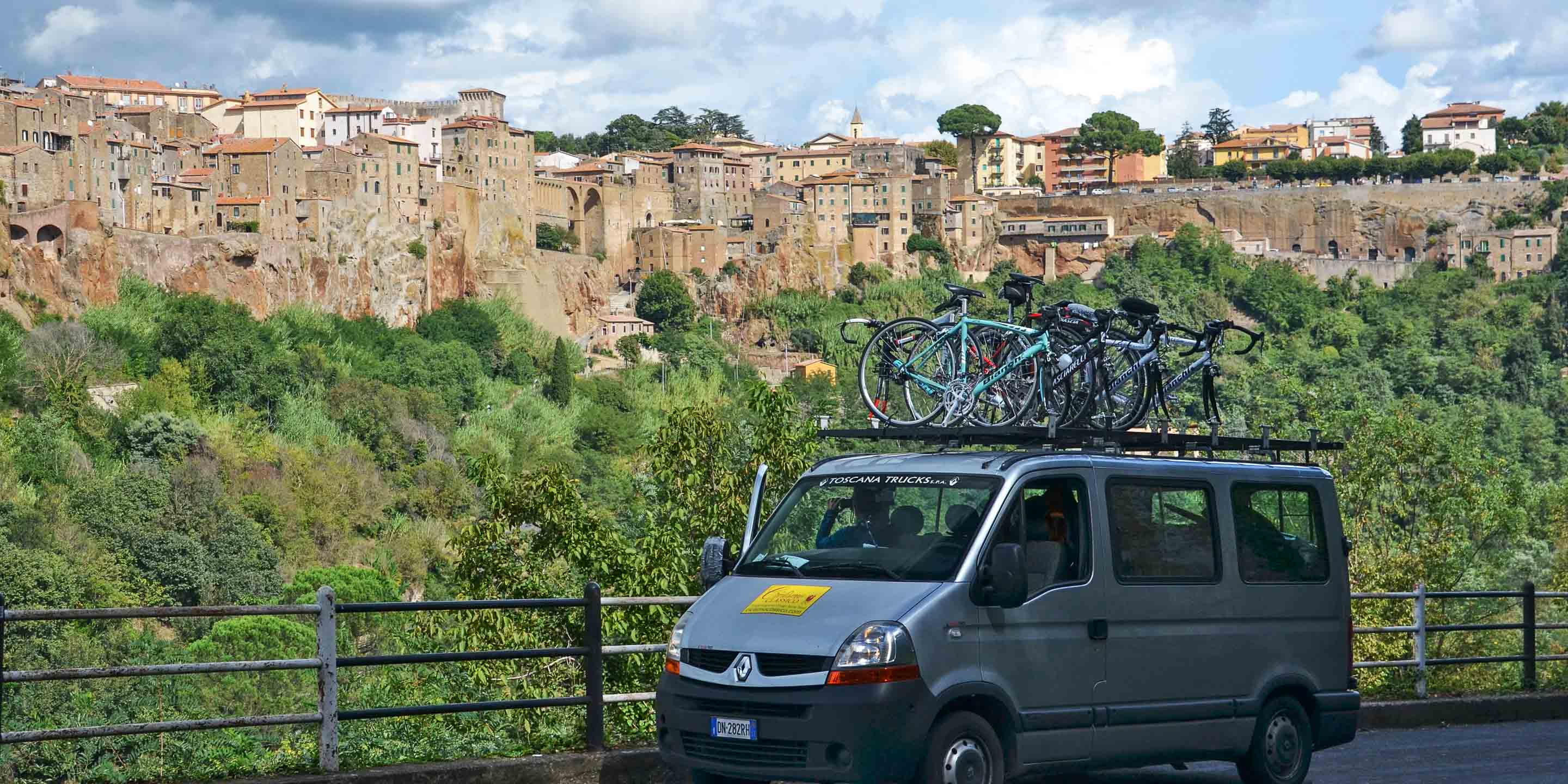 Ciclismo van picking up bikes